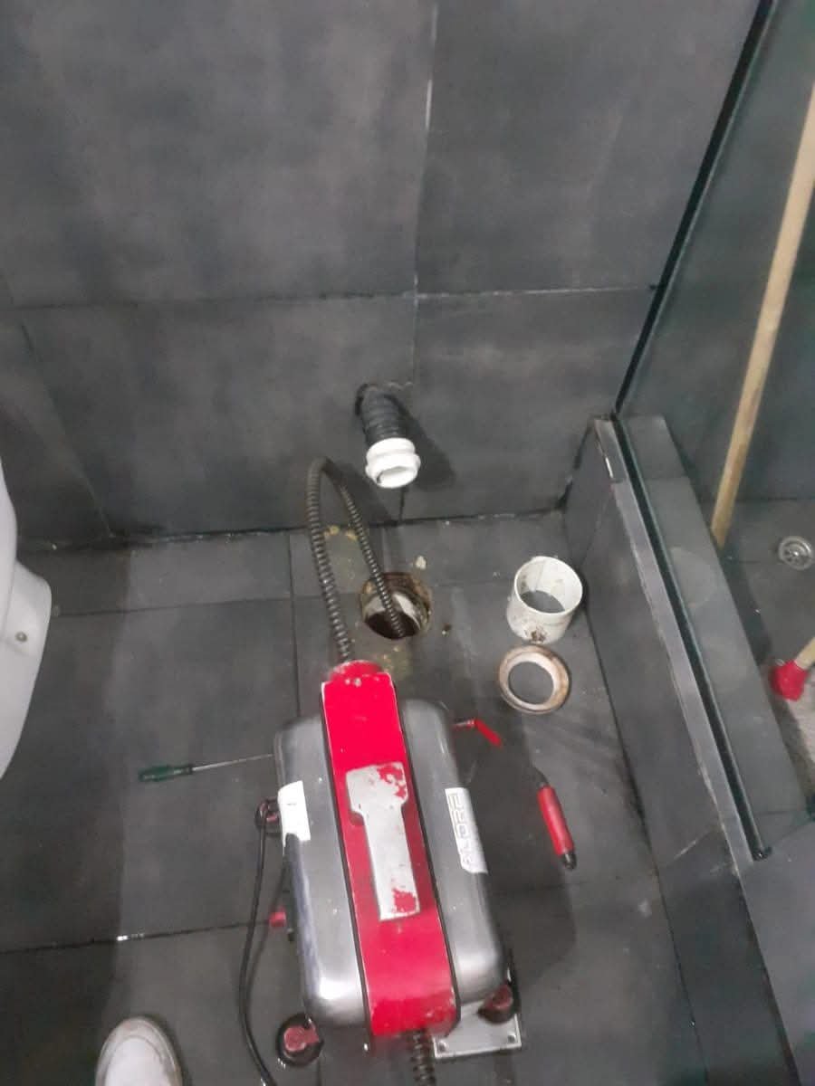 Destapación de baño con máquina profesional